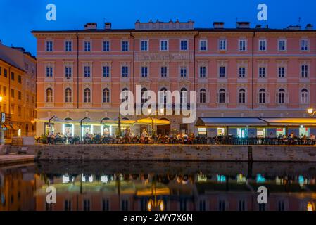 Nachtblick auf Restaurants am Canal Grande in der italienischen Stadt Triest Stockfoto