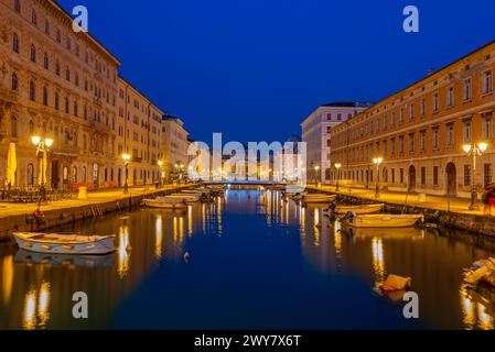 Nächtlicher Blick auf die Kirche Sant'Antonio Nuovo am Ende des Canal Grande in der italienischen Stadt Triest Stockfoto