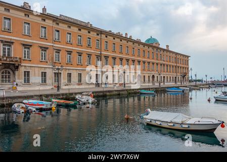 Boote legen am Canal Grande in der italienischen Stadt Triest an Stockfoto