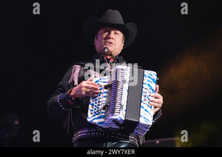 Die Musikgruppe Los Tigres Del Norte tritt während eines Konzerts im WizCenter in Madrid am 4. April 2024 auf Stockfoto
