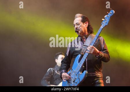 Die Musikgruppe Los Tigres Del Norte tritt während eines Konzerts im WizCenter in Madrid am 4. April 2024 auf Stockfoto