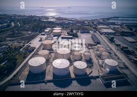 Öllagertanks aus der Vogelperspektive Stockfoto