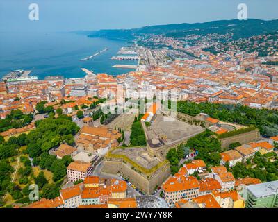 Luftaufnahme von Castello di San Giusto und Cattedrale di San Giusto Martyre in der italienischen Stadt Triest Stockfoto