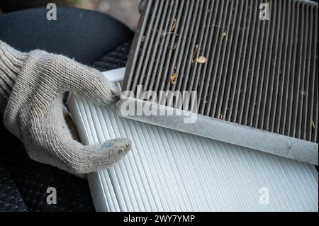 Der Hauptschalter wechselt den Innenraumluftfilter des Fahrzeugs. Stockfoto