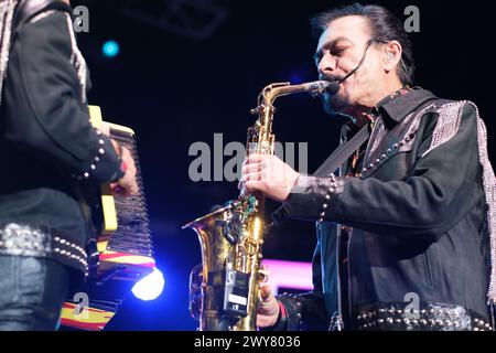 Madrid, Spanien. April 2024. Die Musikgruppe Los Tigres Del Norte tritt während des Konzerts im WizCenter in Madrid auf, 4. April 2024, Spanien (Foto: Oscar Gonzalez/SIPA USA) Credit: SIPA USA/Alamy Live News Stockfoto