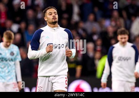 Amsterdam, Niederlande. April 2024. AMSTERDAM, NIEDERLANDE - 4. APRIL: Devyne Rensch von AFC Ajax wärmt sich während des niederländischen Eredivisie-Spiels zwischen AFC Ajax und Go Ahead Eagles in der Johan Cruijff Arena am 4. April 2024 in Amsterdam auf. (Foto von Henny Meyerink/BSR Agency) Credit: BSR Agency/Alamy Live News Stockfoto