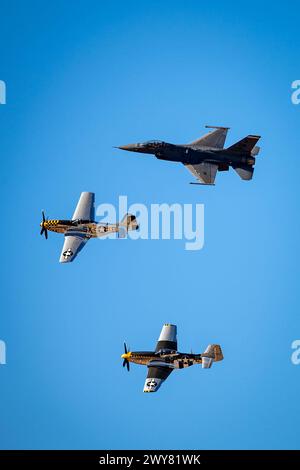 Captain Taylor „FEMA“ Hiester, Kommandant und Pilot des F-16 Viper Demonstration Teams, tritt zusammen mit Piloten der Heritage Flight Foundation auf, die P-51 Mustangs während der Heritage Flight Training Conference auf der Davis-Monthan Air Force Base, Ariz, 28. Februar 2024 fliegen. Die Demonstrationsteams des Air Combat Command fliegen regelmäßig mit traditionellen Flugzeugen und zeigen die Fähigkeiten der US-Luftkämpfe der letzten 75 Jahre. (U.S. Air Force von Senior Airman Meghan Hutton) Stockfoto