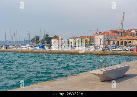 Boote, die im historischen Teil des Hafens Koper in Slowenien anlegen Stockfoto