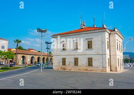 Gemauertes Verwaltungshaus im Hafen von Koper in Slowenien Stockfoto