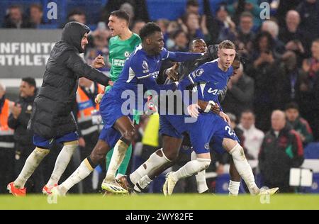 Cole Palmer (rechts) von Chelsea feiert das vierte Tor des Spiels während des Premier League-Spiels in Stamford Bridge, London. Bilddatum: Donnerstag, 4. April 2024. Stockfoto