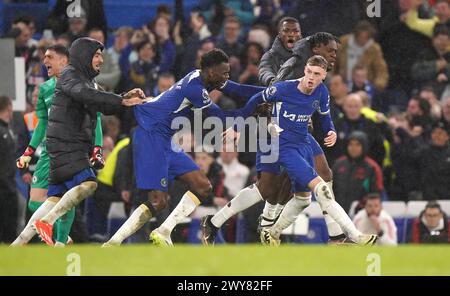 Cole Palmer (rechts) von Chelsea feiert das vierte Tor des Spiels während des Premier League-Spiels in Stamford Bridge, London. Bilddatum: Donnerstag, 4. April 2024. Stockfoto