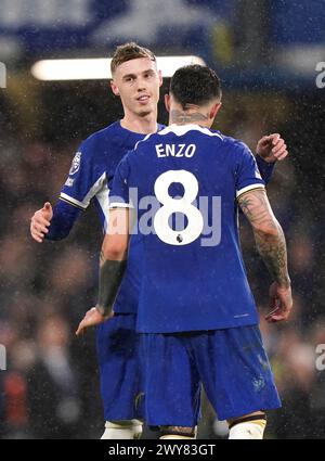 Chelsea's Cole Palmer (links) feiert mit Benoit Enzo Fernandez nach dem Premier League-Spiel in Stamford Bridge, London. Bilddatum: Donnerstag, 4. April 2024. Stockfoto