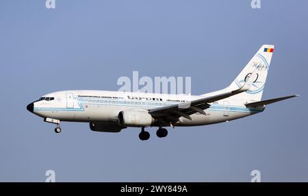 Tarom Airlines Boeing 737 landet am Flughafen Barcelona Stockfoto