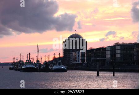 Sonnenuntergang über der Elbe im Hamburger Hafen. Altona Hamburg *** Sonnenuntergang über der Elbe im Hamburger Hafen Altona Hamburg Stockfoto