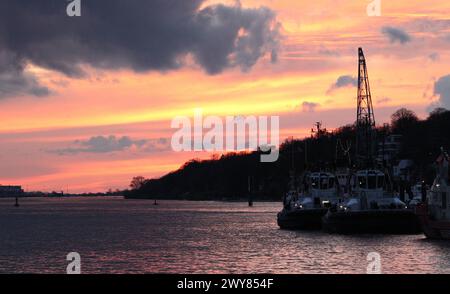 Sonnenuntergang über der Elbe in Höhe von Blankenese. Blankenese Hamburg *** Sonnenuntergang über der Elbe im Blankenese Blankenese Hamburg Stockfoto