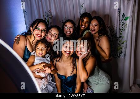 Eine Gruppe verschiedener Frauen und Kinder posiert für ein fröhliches Gruppenfoto Stockfoto