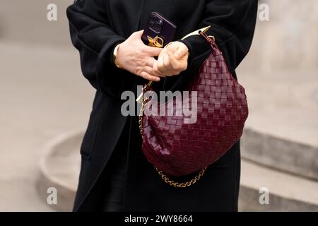 Mailand, Italien - 24. Februar 2024: Frau trägt Bottega Veneta Tasche, Street Style Details und modische Details Stockfoto