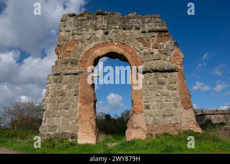 Ruinen des antiken Aquädukts Acqua Claudia im Parco degli Acquedotti, Rom, Italien Stockfoto