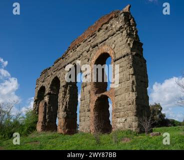 Ruinen des antiken Aquädukts Acqua Claudia im Parco degli Acquedotti, Rom, Italien Stockfoto