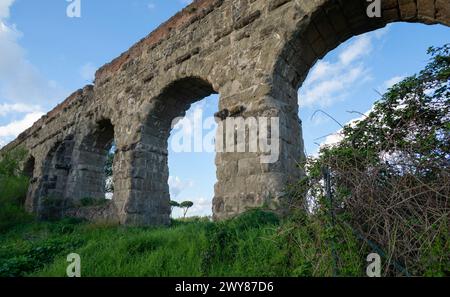 Ruinen des antiken Aquädukts Acqua Claudia im Parco degli Acquedotti, Rom, Italien Stockfoto