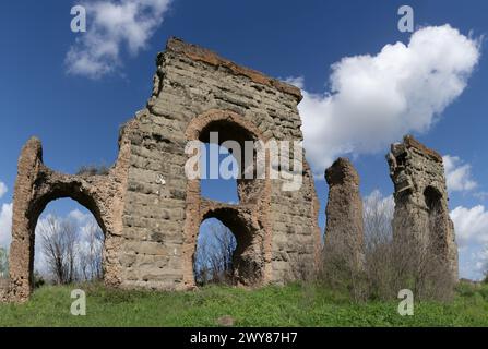 Ruinen des antiken Aquädukts Acqua Claudia im Parco degli Acquedotti, Rom, Italien Stockfoto