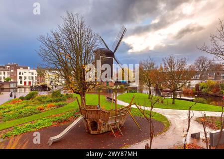 De put Windmühle bei Sonnenaufgang, Leiden, Südholland, Niederlande Stockfoto