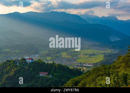 Panorama der Burg Stari Grad nad Kamnikom in Slowenien Stockfoto