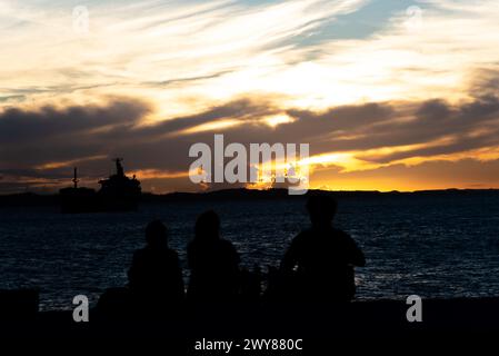 Salvador, Bahia, Brasilien - 13. April 2019: Touristen werden in Ponta de Humaita gesehen, die den dramatischen Sonnenuntergang in der Stadt Salvador, Bahia, genießen. Stockfoto