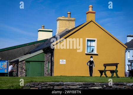 02.09.2023, Irland Land und Leute, Roadtrip am Ring of Kerry, der Küstenstraße am Atlantik entlang im County Kerry. Waterville Beach, Charlie Chaplin Cartoon an einer gelben Hausfassade. 02.09.2023, Irland Land und Leute 02.09.2023, Irland Land und Leute *** 02 09 2023, Irland Land und Leute, Roadtrip auf dem Ring of Kerry, Küstenstraße entlang des Atlantiks im County Kerry Waterville Beach, Charlie Chaplin Karikatur auf gelber Hausfassade 02 09 2023, Irland Land und Menschen 02 09 2023, Irland Land und Menschen Stockfoto