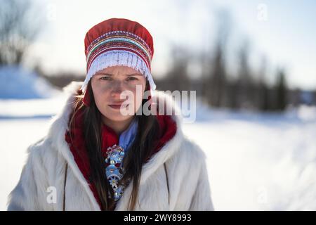 ERSCHEINUNGSDATUM: 12. April 2024. TITEL: Gestohlen. STUDIO: Netflix. REGIE: Elle Marja Eira. PLOT: Der Kampf einer jungen Frau um die Verteidigung ihres indigenen Erbes in einer Welt, in der Fremdenfeindlichkeit zunimmt, der Klimawandel Rentierhaltung bedroht und junge Menschen sich angesichts kollektiver Verzweiflung für Selbstmord entscheiden. DIE HAUPTROLLE: ELIN OSKAL als Elsa. (Credit Image: © Netflix/Entertainment Pictures/ZUMAPRESS.com) NUR REDAKTIONELLE VERWENDUNG! Nicht für kommerzielle ZWECKE! Stockfoto