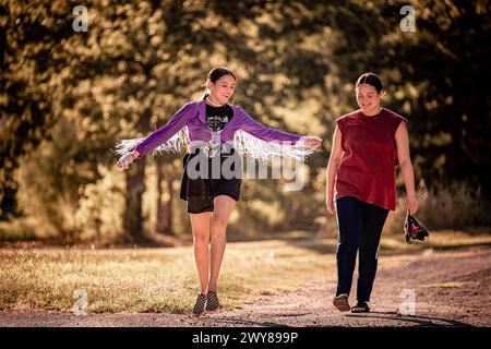 Fancy Dance (2023) von Erica Tremblay mit Isabel Deroy-Olson und Lily Gladstone. Nach dem Verschwinden ihrer Schwester entführt ein Native American Hustler ihre Nichte von den weißen Großeltern des Kindes und macht sich auf den Weg in den Staat Powwow, in der Hoffnung, das, was von ihrer Familie übrig ist, intakt zu halten. Werbung noch ***NUR REDAKTIONELLE VERWENDUNG***. Kredit: BFA / Apple TV+ Stockfoto