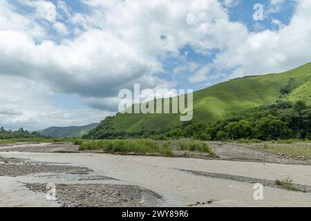 Der Fluss La Caldera in der Provinz Salta in Argentinien. Stockfoto