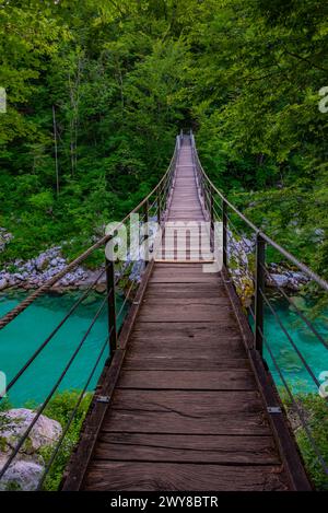 Holzbrücke über den Fluss soca in Slowenien Stockfoto