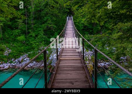 Holzbrücke über den Fluss soca in Slowenien Stockfoto