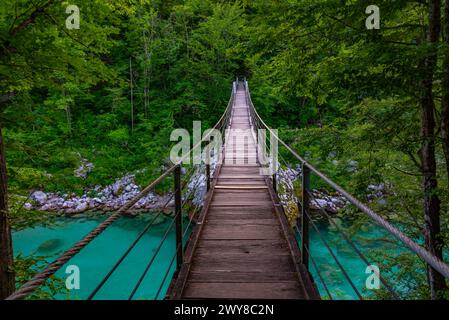 Holzbrücke über den Fluss soca in Slowenien Stockfoto