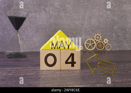 Blumentopf und Kalender für die warme Jahreszeit vom 04. Mai. Frühling. Stockfoto