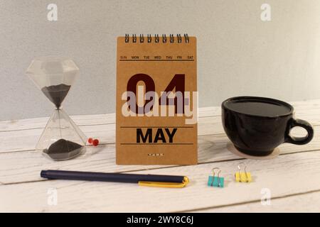 Blumentopf und Kalender für die warme Jahreszeit vom 04. Mai. Frühling. Stockfoto