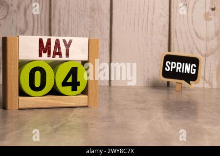 Blumentopf und Kalender für die warme Jahreszeit vom 04. Mai. Frühling. Stockfoto