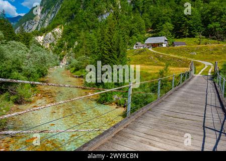 Holzbrücke über den Fluss soca in Slowenien Stockfoto