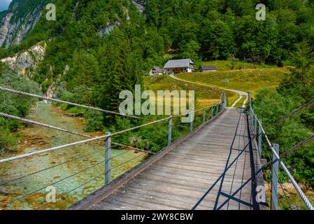 Holzbrücke über den Fluss soca in Slowenien Stockfoto