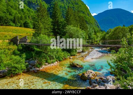 Holzbrücke über den Fluss soca in Slowenien Stockfoto