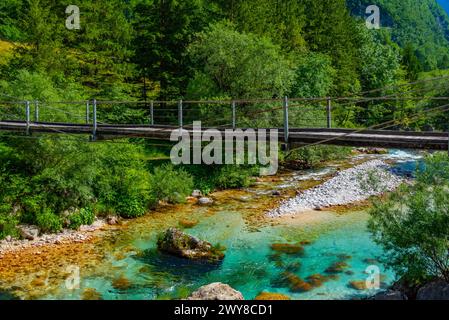 Holzbrücke über den Fluss soca in Slowenien Stockfoto