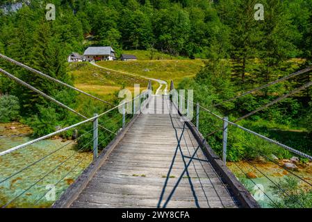 Holzbrücke über den Fluss soca in Slowenien Stockfoto