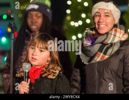 Middletown, New York – Junge Sänger begaben sich am 25. November 2016 bei der Feiertagsparade in der Stadt Middletown und der Beleuchtung von Bäumen. Stockfoto