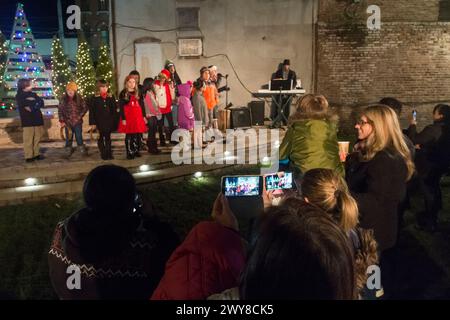 Middletown, New York – Junge Sänger begaben sich am 25. November 2016 bei der Feiertagsparade in der Stadt Middletown und der Beleuchtung von Bäumen. Stockfoto