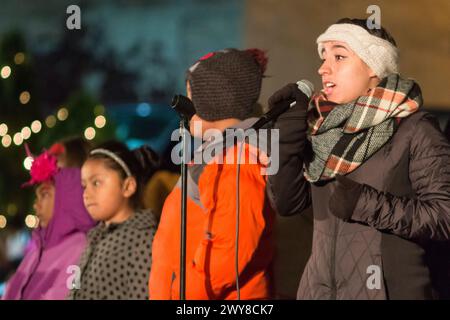 Middletown, New York – Junge Sänger begaben sich am 25. November 2016 bei der Feiertagsparade in der Stadt Middletown und der Beleuchtung von Bäumen. Stockfoto