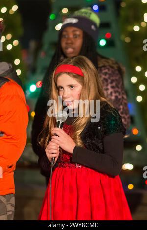 Middletown, New York – Junge Sänger begaben sich am 25. November 2016 bei der Feiertagsparade in der Stadt Middletown und der Beleuchtung von Bäumen. Stockfoto