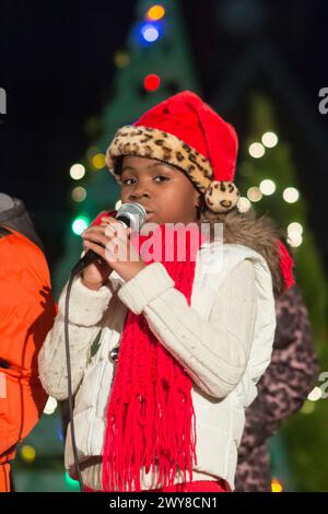 Middletown, New York – Junge Sänger begaben sich am 25. November 2016 bei der Feiertagsparade in der Stadt Middletown und der Beleuchtung von Bäumen. Stockfoto