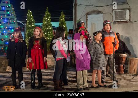 Middletown, New York – Junge Sänger begaben sich am 25. November 2016 bei der Feiertagsparade in der Stadt Middletown und der Beleuchtung von Bäumen. Stockfoto