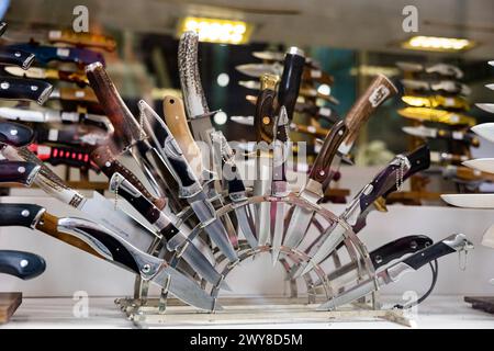Sammlung von Klappmessern zum Verkauf im Toledo Store Stockfoto